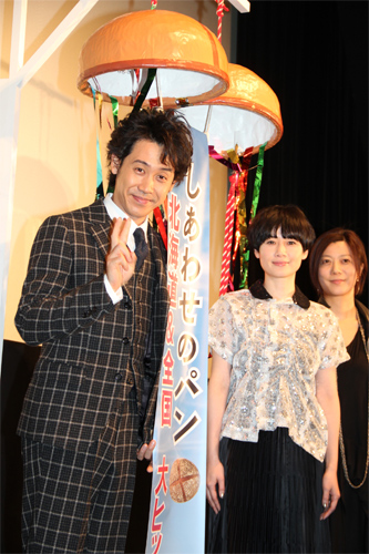 映画「しあわせのパン」初日舞台あいさつに出席した（左から）大泉洋、原田知世、三島有紀子監督