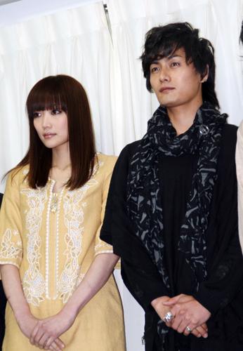 舞台「レシピエント」制作発表に登場した佐藤江梨子（左）と加藤和樹