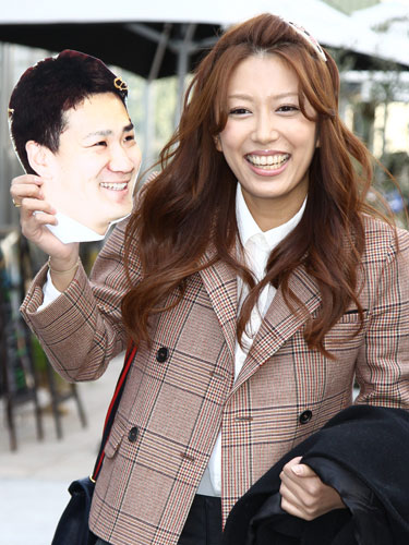 【画像・写真】テレる里田まい「たいしたことしてない」　「西日きれいな場所」はマー君宅