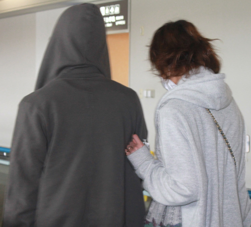 【画像・写真】早乙女太一＆西山茉希　手つなぎ帰国！