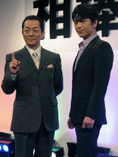 テレビ朝日「相棒」の「神戸尊」卒業発表会見を行った水谷豊（左）と及川光博