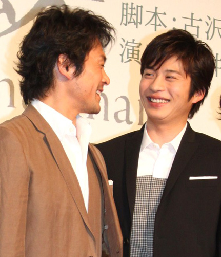 舞台「幻蝶」製作発表に出席した内野聖陽（左）と田中圭