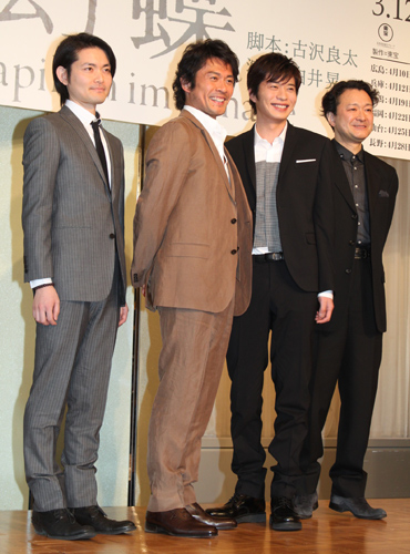 舞台「幻蝶」製作発表記者会見に出席した（左から）脚本の古沢良太氏、内野聖陽、田中圭、演出の白井晃氏