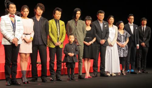 映画「ライアーゲーム」舞台あいさつに出席した芦田愛菜（左から５人目）ら