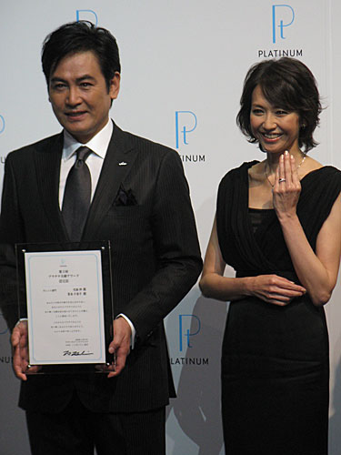離婚を発表した宅麻伸（左）と賀来千香子。２０１０年には「プラチナ夫婦アワード」を受賞した２人だったが…