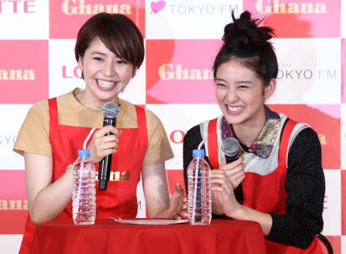 トーク中に笑顔を見せる長澤まさみ（左）と武井咲