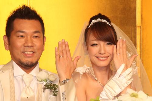 １１年２月に行った結婚会見で結婚指輪を披露する藤本敏史（左）と木下優樹菜