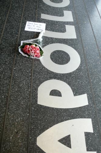 米ニューヨークのアポロシアター入口にはバラの花束と、ホイットニーさんの最後の曲の歌詞が書かれたメモが置かれた