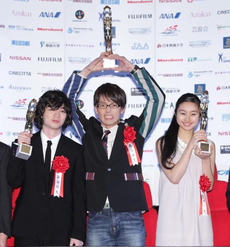 ＜毎日映画コンクール＞トロフィーを贈られた（左から）染谷将太、森山未來、忽那汐里