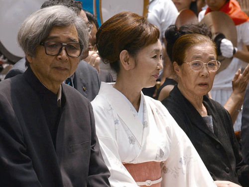 ２００２年８月、渥美清さん七回忌献花式に出席した三崎千恵子さん（右）。左は山田洋次監督、中央は光本幸子