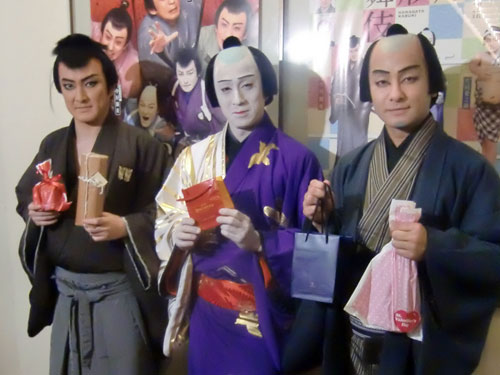 「二月花形歌舞伎」のバレンタイン・イベントに出席し、ファンからのチョコを手に笑顔を見せる（左から）中村獅童、市川染五郎、片岡愛之助