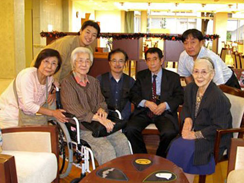 老衰のため９０歳で死去した三崎千恵子さん（左から２人目）。１０年、映画「ムーランルージュの青春」インタビューで笑顔も
