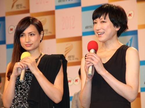「アフロディーテの羅針盤」に出演する佐田真由美（左）と緒川たまき