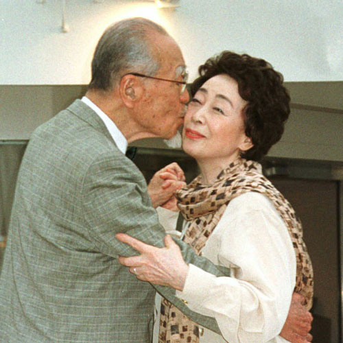 ０１年映画「LastDance」で、４６年ぶりに夫婦役を演じた森繁久弥さんからキスされる淡島千景さん
