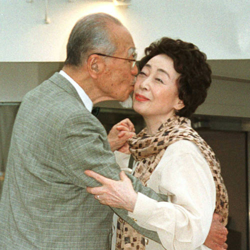 ０１年映画 Lastdance で ４６年ぶりに夫婦役を演じた森繁久弥さんからキスされる淡島千景さん スポニチ Sponichi Annex 芸能