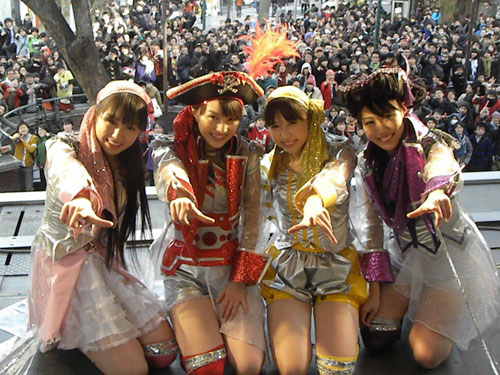 大阪で初めてゲリラライブを開いた「ももいろクローバーＺ」の（左から）佐々木彩夏、百田夏菜子、玉井詩織、高城れに