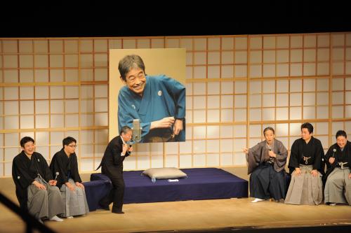 立川談志さんの写真をバックに思い出を語る（左から）談笑、志らく、高田文夫氏、中村勘三郎、談春、生志