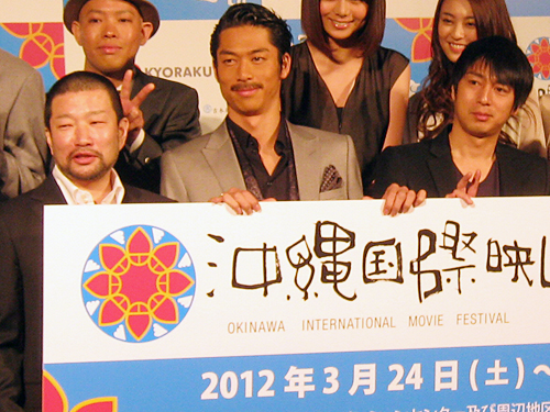 「沖縄国際映画祭」プログラム発表会見に出席した（左から）木村祐一、「ＥＸＩＬＥ」ＡＫＩＲＡ、「チュートリアル」徳井義実ら