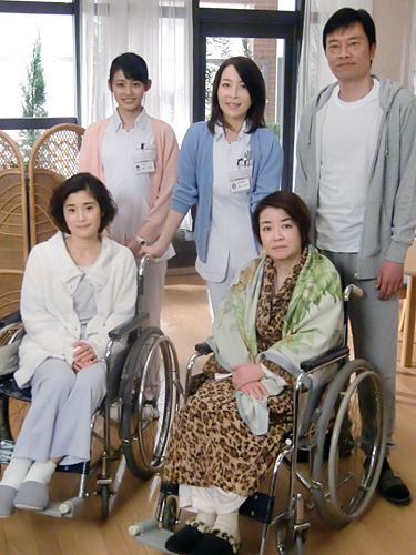 会見で笑顔を見せる（前列左から）石田ひかり、岸本加世子、（後列左から）本仮屋ユイカ、真矢みき、遠藤憲一