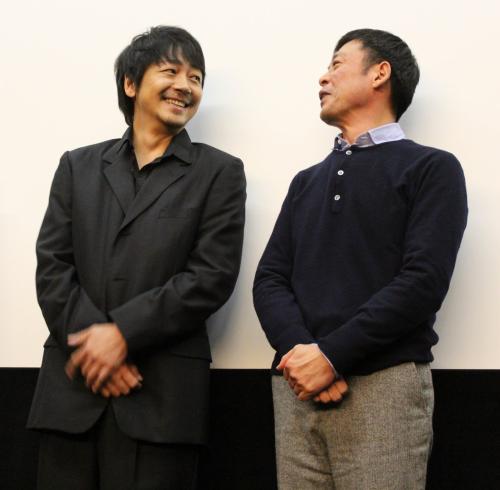 映画「東京プレイボーイクラブ」トークイベントで、顔を見合わせる大森南朋（左）と光石研