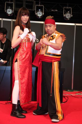 「アラド戦記」オフラインエキシビジョンマッチに登場した赤井沙希（左）と出川哲朗