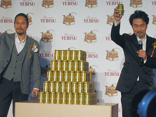 ヱビスビール記念館で一日館長を務めた松山ケンイチ（左）と役所広司