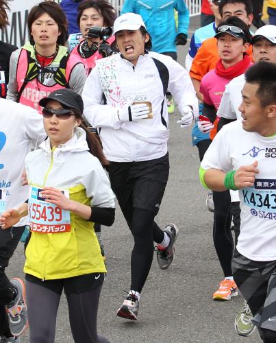 ＜東京マラソン＞ゴールを目指し走るフルーツポンチ・村上