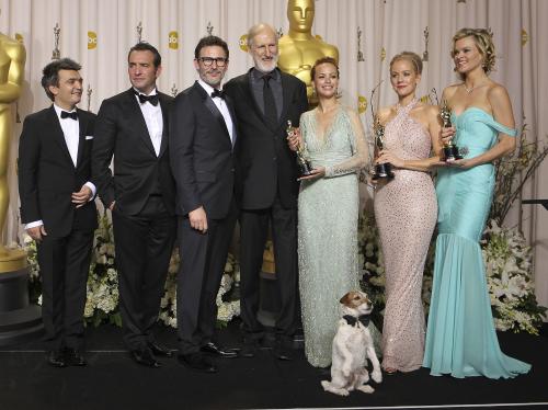 第84回米アカデミー賞で、作品賞などを受賞した「アーティスト」のミシェル・アザナビシウス監督（左から３人目）と出演者ら
