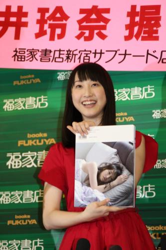 写真集 きんぎょ 発売記念握手会に登場した松井玲奈 スポニチ Sponichi Annex 芸能
