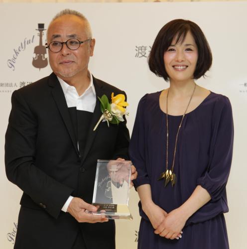 渡辺晋賞を受賞した大里洋吉氏（左）を祝福する富田靖子