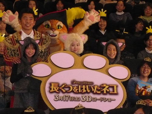 米アニメ映画「長ぐつをはいたネコ」舞台あいさつをした勝俣州和（後列左）と本田望結（中）ら