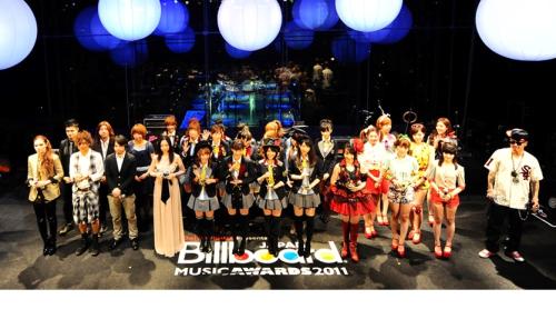 「ビルボード・ジャパン・ミュージック・アワーズ２０１１」を受賞したＡＫＢ４８（中央）ら