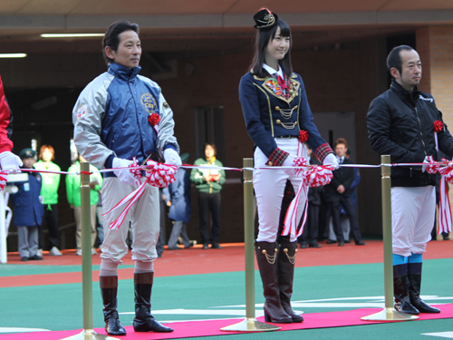 中京競馬のオープニングセレモニーに出席した（左から）安藤、ＳＫＥ４８の松井玲奈、西田