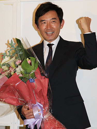 理子夫人の妊娠報告を受け会見を開いた石田純一は花束を手にガッツポーズ