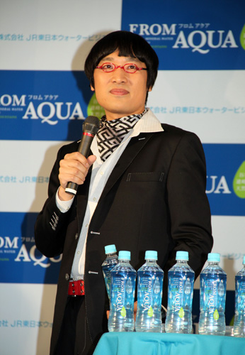 ＪＲ東日本ウォータービジネス「ＦＲＯＭ　ＡＱＵＡ（フロムアクア）」発売記念発表会で、相方・山崎静代に関する質問を受ける山里亮太