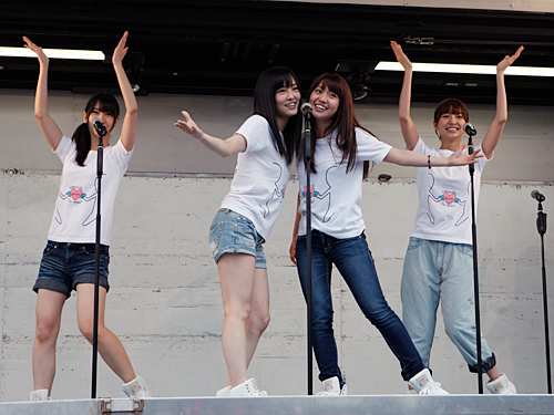 被災地でライブを開いた大島優子（左から３人目）らＡＫＢ４８のメンバー