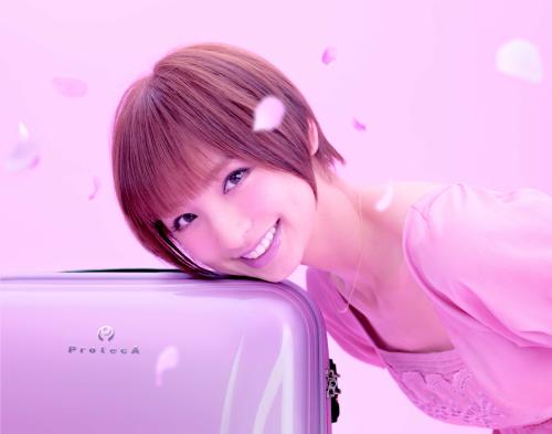 旅行バッグブランド「プロテカ」新ＣＭでピンクの花びらが舞う中、微笑む篠田麻里子