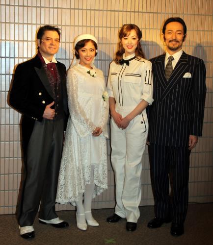 舞台「ＭＹ　ＯＮＥ　ＡＮＤ　ＯＮＬＹ」記者会見に出席した（左から）川平慈英、大和田美帆、大和悠河、鈴木綜馬