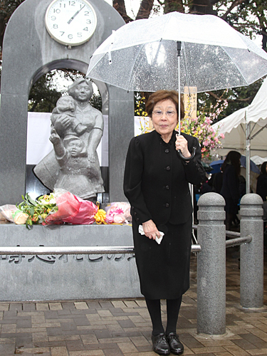平和の母子像「時忘れじの塔」記念式典に出席した海老名香葉子さん