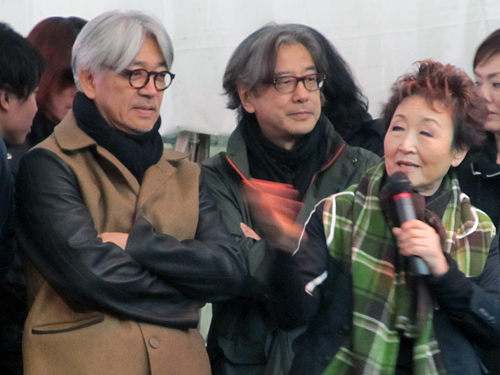 「東日本大震災　市民の集い」に参加した（左から）坂本龍一、加藤登紀子ら