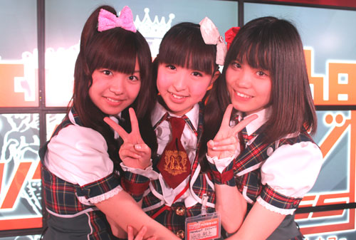 笑顔の（左から）朝倉ゆりさん、山口桃子さん、広沢麻衣さん