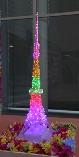 ５色にライトアップされた東京タワーの模型