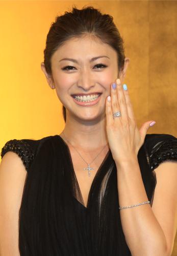 山田優が婚約指輪を報道陣に披露する