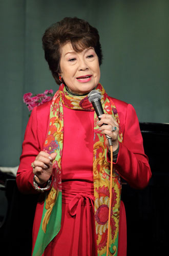 【画像・写真】歌手生活６０周年　ペギー葉山　満席の歌声喫茶で熱唱