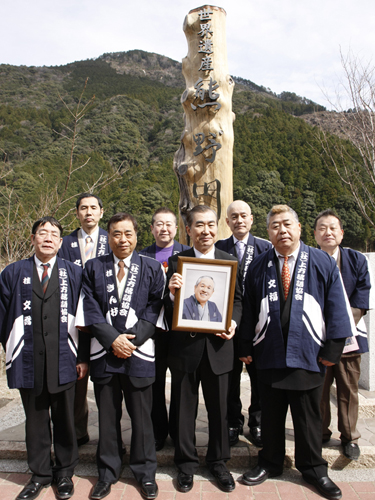 熊野川記念碑の再建除幕式に出席した桂三枝（前列左から３人目）ら