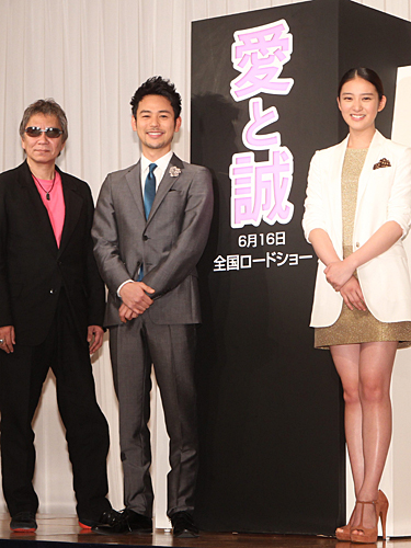 「愛と誠」完成報告会に出席した（左から）三池崇史監督、妻夫木聡、武井咲