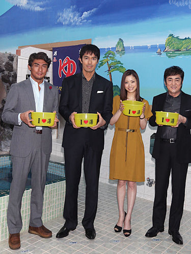 映画「テルマエ・ロマエ」完成披露イベントで笑顔の（左から）宍戸開、阿部寛、上戸彩、市村正親