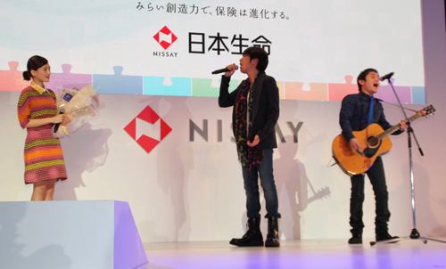 日本生命「みらい創造プロジェクト」新ＣＭ記者発表会に登場、綾瀬はるか（左）に歌をプレゼントするゆず