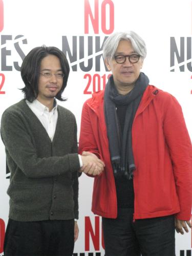 反原発の音楽フェスティバル開催を発表した坂本龍一（右）と「アジアン・カンフー・ジェネレーション」の後藤正文