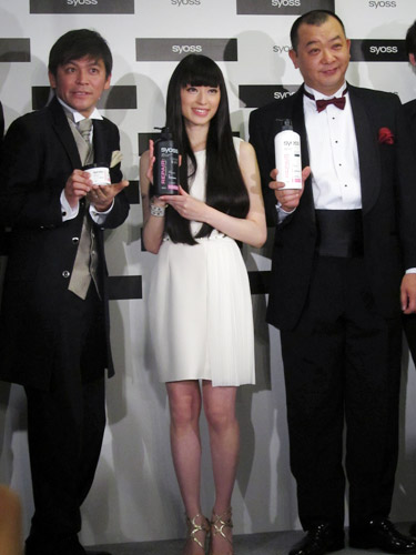 ヘアケア用品のル新製品発表会に出席した（左から）「ますだおかだ」岡田圭右、栗山千明、「ＴＫＯ」木下隆行